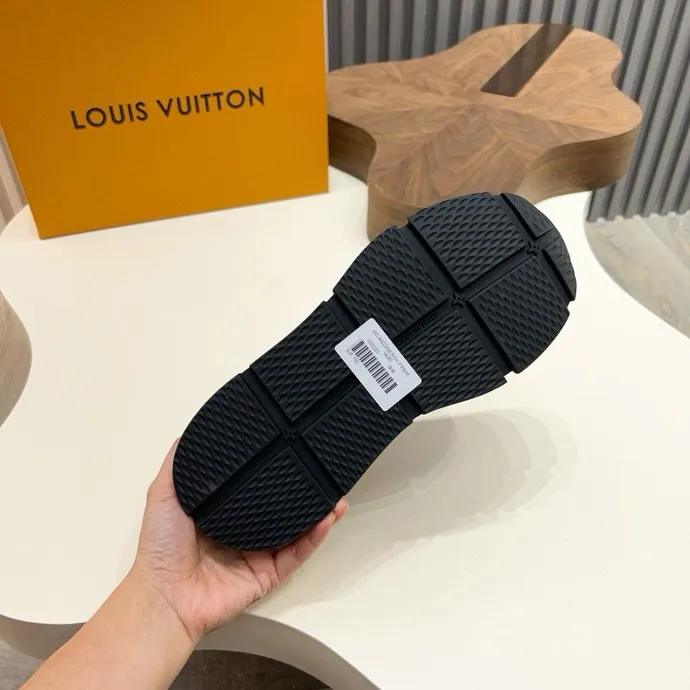 💰 640LV latest sports shoes! Select high-quality Monogram fly-knit fabric and have a square logo on the upper, highlighting the fashion of the 2025 men's series. The high-end and elegant upper made of absorbent film material collides with the dynamic ultra-light sole for texture, and the Louis Vuitton logo embellishes the back and outsole of the shoe.    SIZE 39-44 (38, 46 customized)